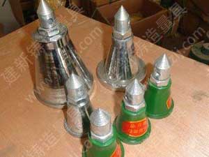 結構完善的千斤頂由:螺桿、螺母、底座、螺釘、螺母組成,螺桿一般用中碳鋼制造。頂端需局部淬火。適用于毛坯劃線。工作時,用三個千斤頂把工件支撐起來,經調整螺母即可改變工件的高度,以便確定工件的基準。