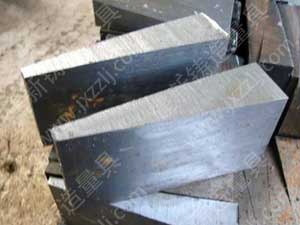 斜墊鐵主要用于電廠、礦山、除塵、機械設備安裝調試、機械加工等行業,用途是用于各種設備的水平和平行調整,使設備在運轉過程中不發生傾斜、震動,保證設備在運轉過程中處于水平、穩定狀態,減少設備磨損,保證設備的良好運行及工件的高精度.